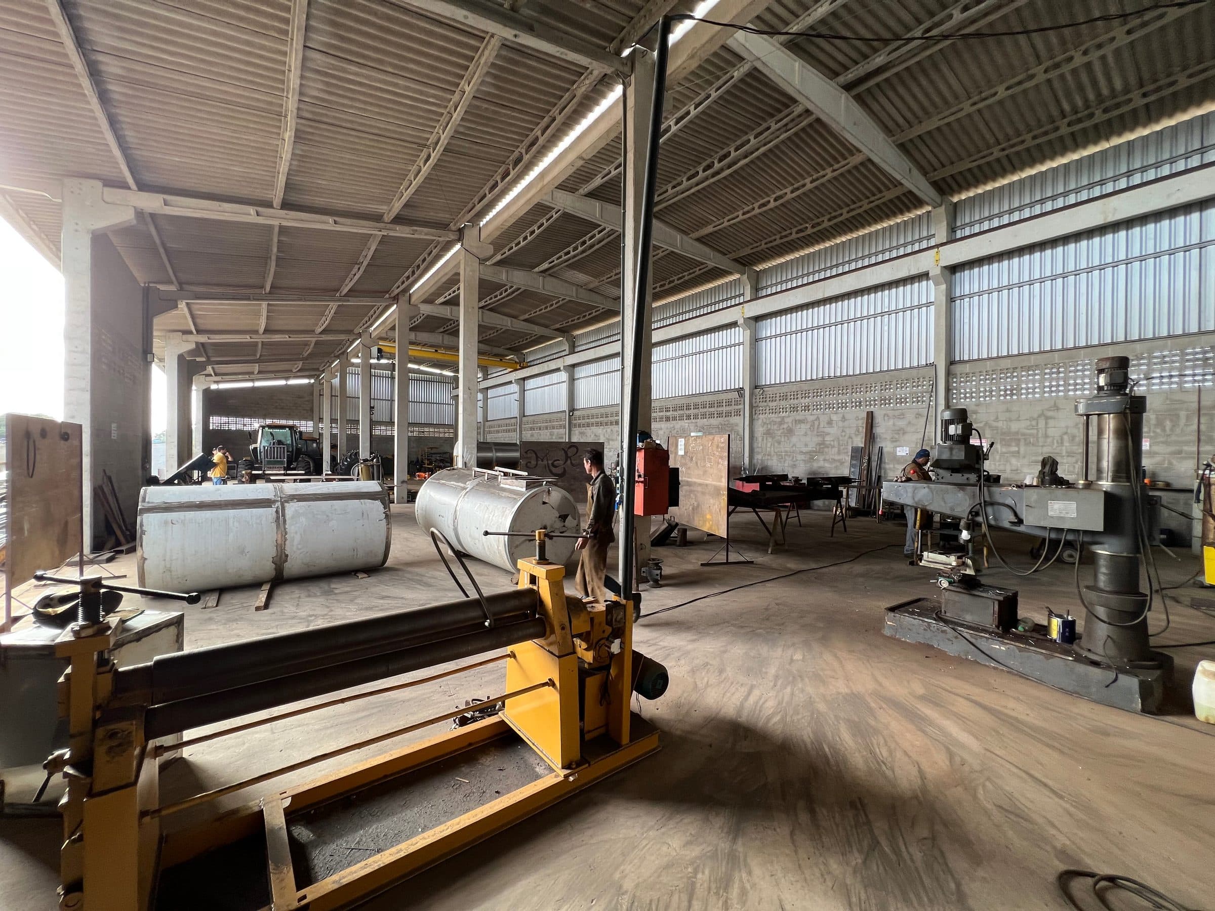 Galpão de fabricação da Emflora, com tornos, prensa e tanques de irrigação em produção